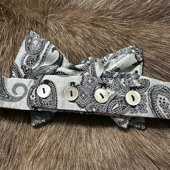 NWT Carrot & Gibbs Grey & Black Paisley 100% Silk Bow Tie - Picture 10 of 10
